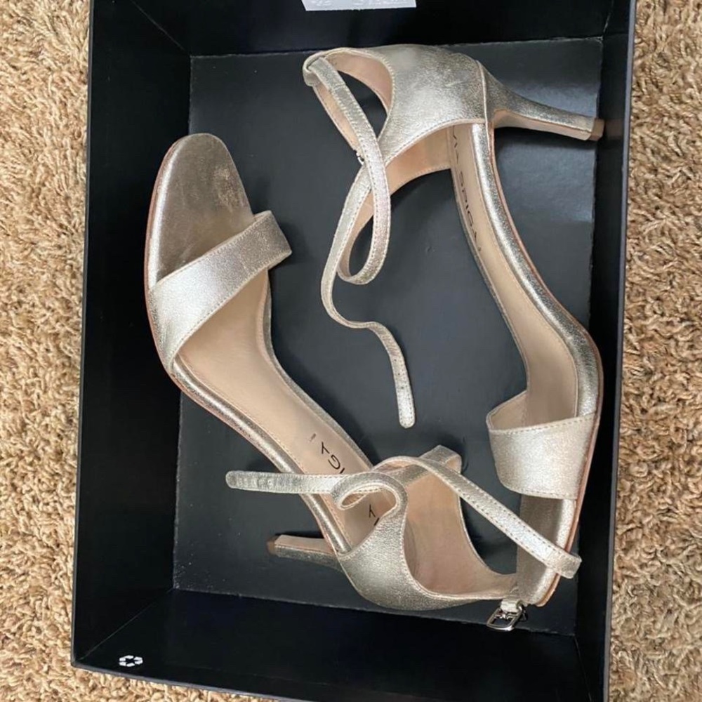 VIA SPIGA gold kitten heels size 8